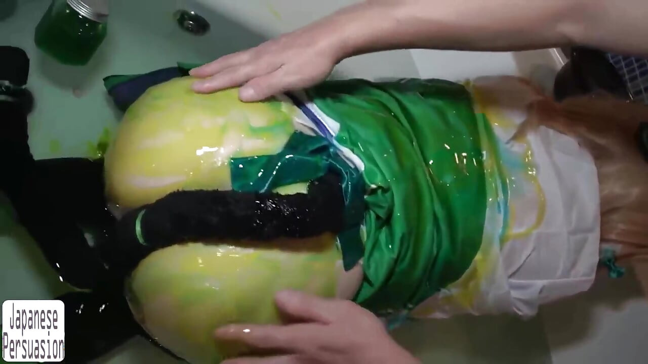 Preñada en el patio después del jacuzzi, una escena juguetona resbaladiza se convierte en una experiencia visual íntima