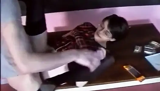 Sexy teen mit haariger fotze wird zu dritt anal gebohrt