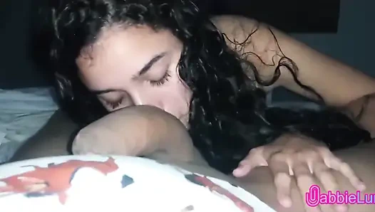 Aku pergi ke rumah temanku, aku nggak bisa menolak, dan entot pantatku habis-habisan!