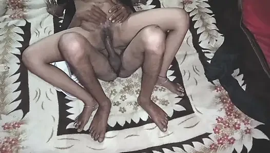 Üvey kız kardeşim ilk kez jiju ile seks yaptı, jiju shalwar'ımı açtı ve beni sikti