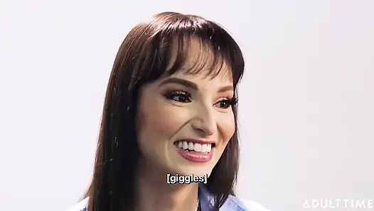 Lexi Luna провела шаловливую вечеринку с секс-игрушками!