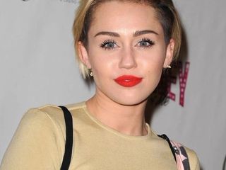Miley cyrus (mặt) giật dây thử thách.
