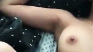 Heißes indisches Mädchen fickt nackt mit ihrem Freund im Hotelzimmer