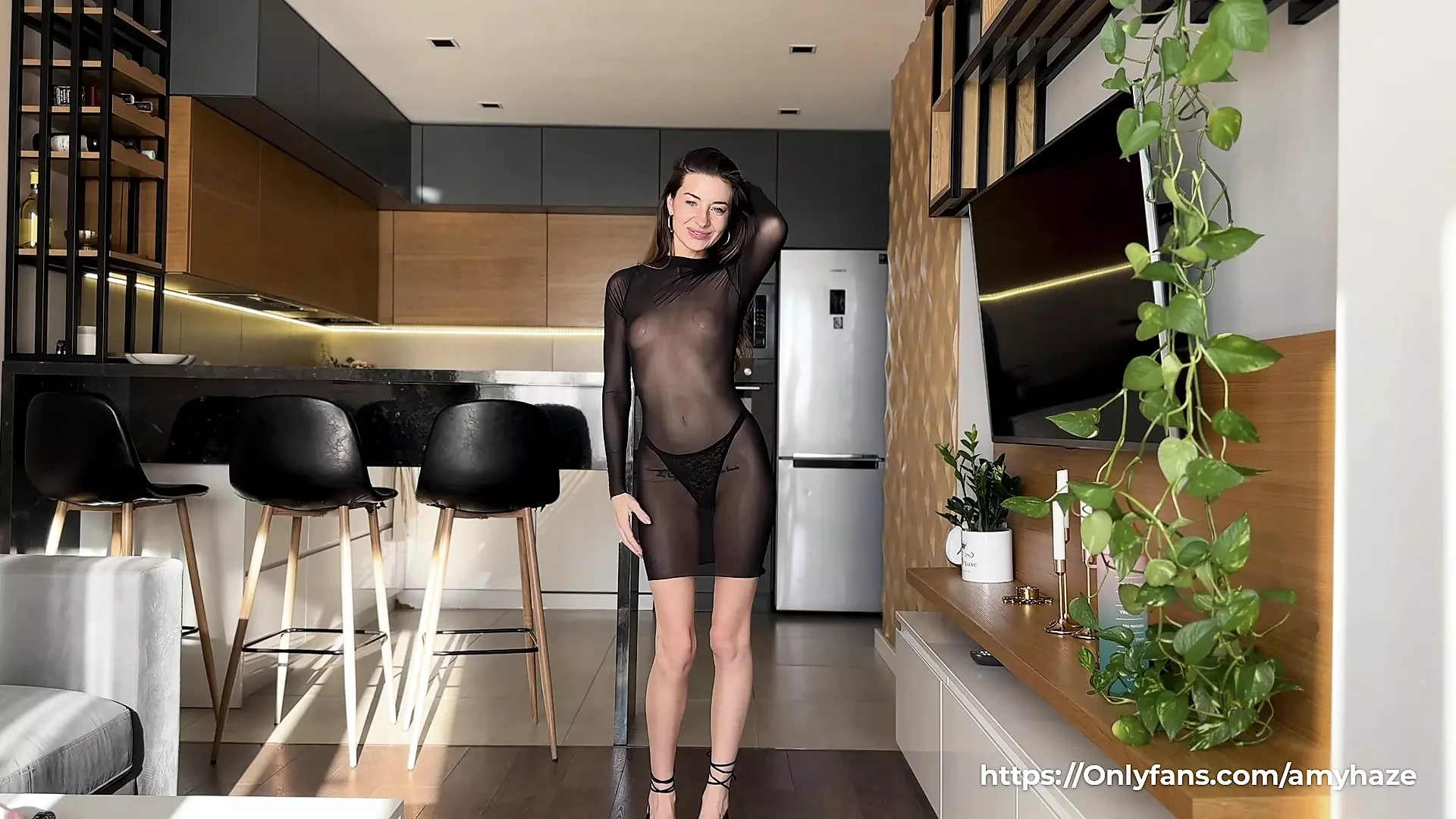 Naakt passen: sexy ongecensureerde doorzichtige jurk. Amy Haze