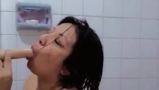 Playing with Dulceivanka in the bathroom