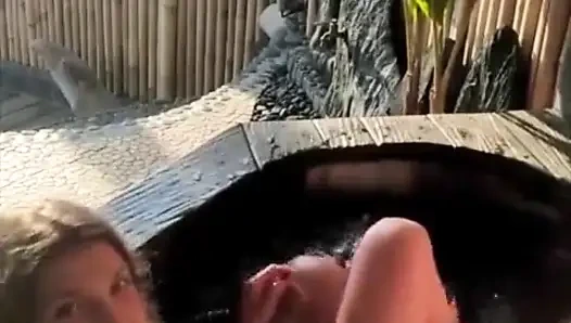 Трахаю молодую пару на веранде на улице