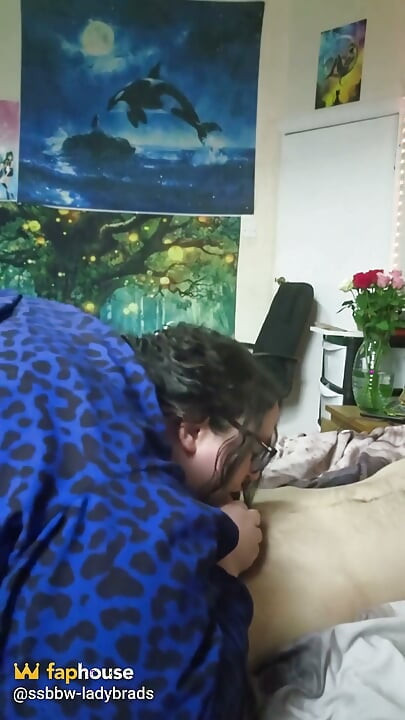 Grandota le da a un fanático afortunado un lado de mamada en sensual