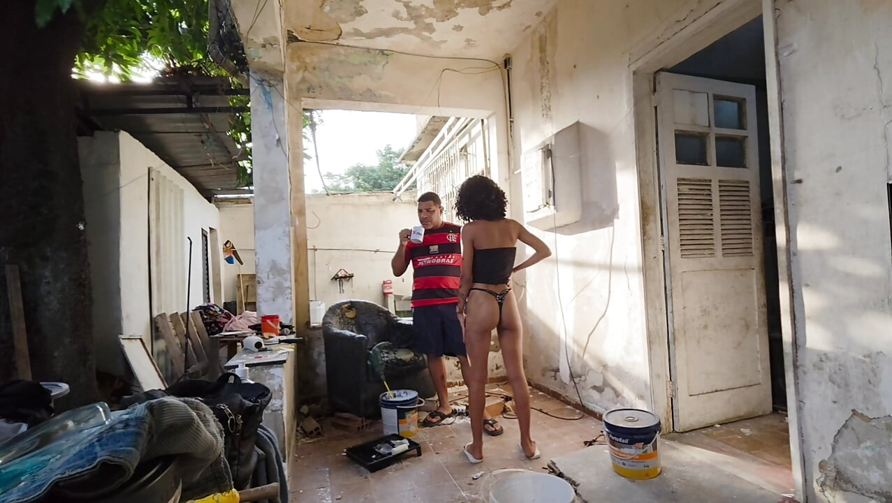 Colocando as bolas na minha bunda da meia-irmã