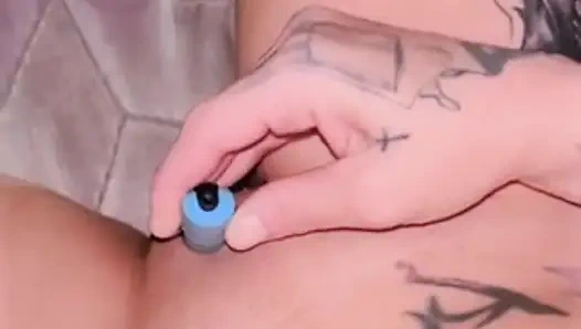 Sexy MILF plays with her vibrator till she cums!!