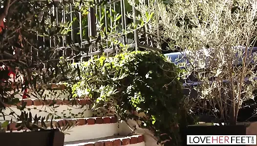 Yaramaz sarışın öğretmen Emma Hix için ayak emiyor