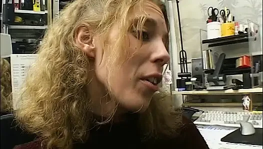 Блондинка делает это в рабочие часы