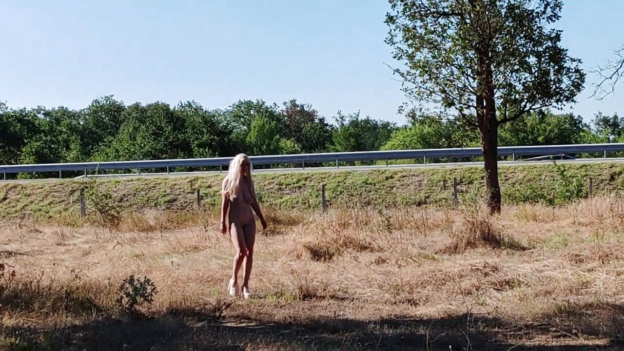 Ο σκλάβος Tich εμφανίζεται στους θαυμαστές