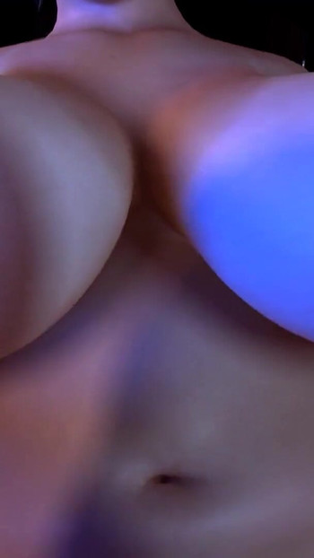 Η Esmeralda δίνει ένα μάθημα ανατομίας αργά το απόγευμα | Κλιπ 1