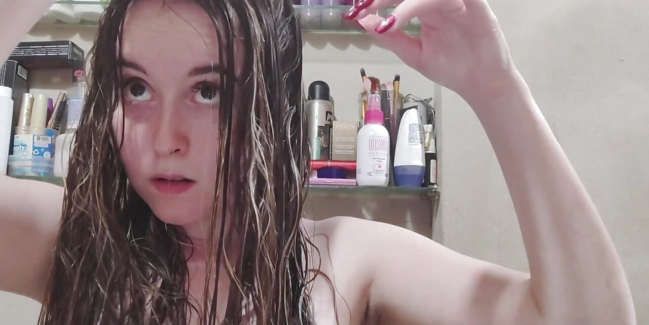 É super irritante escovar com cabelo molhado