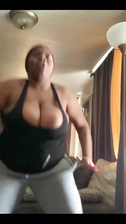 由于这些胸部, 我永远无法以我想要的方式工作