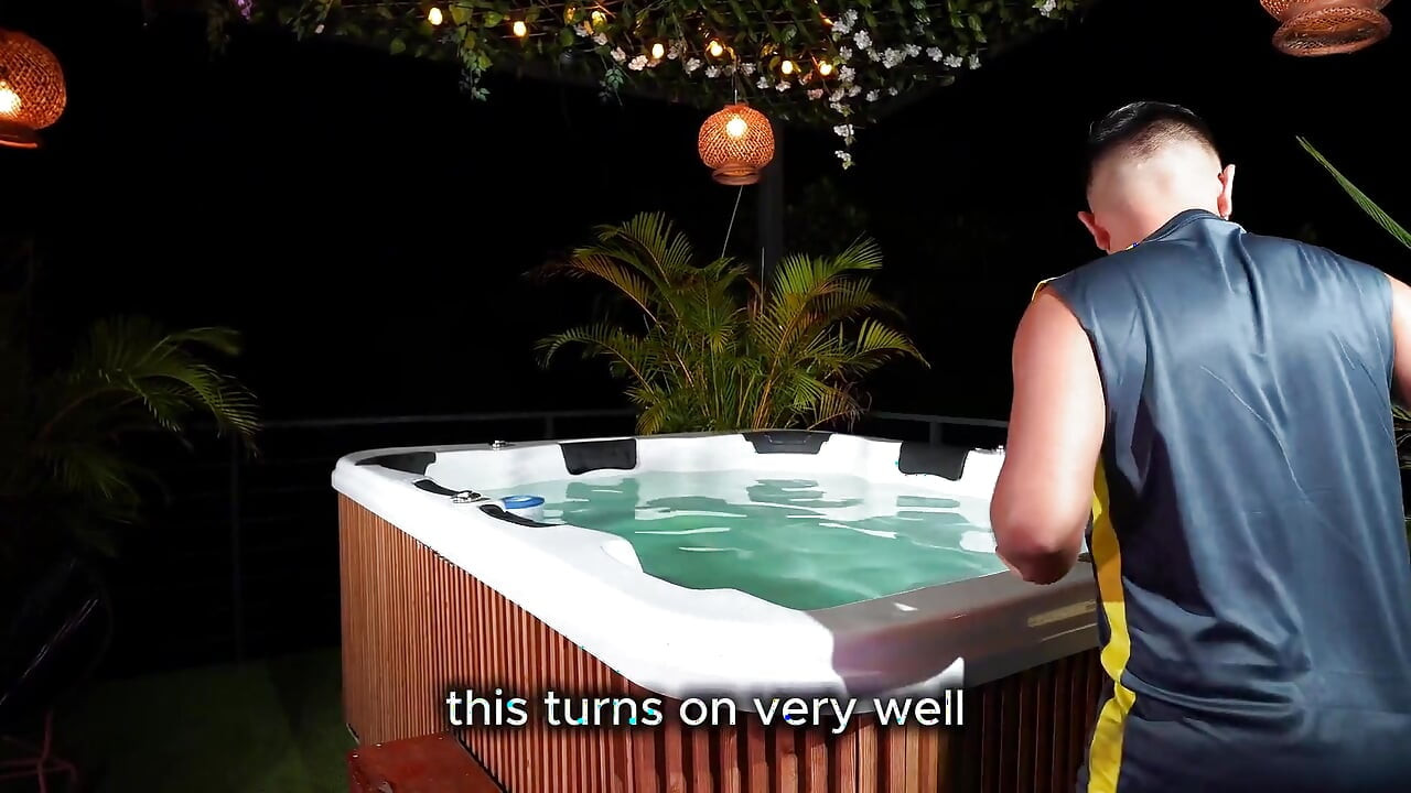 Na kraju jebem tehničara koji ima tvrd kurac nakon što sam vidio prekrasnu Latinu kako se samozadovoljava u jacuzziju