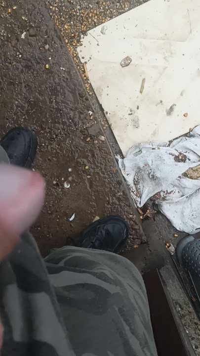 расслабляется перед моим домом