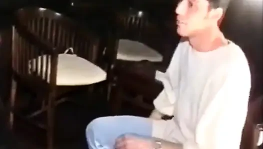 Ateşli sarışın sarışın kız siyah bir adam ve bir kulüpteki garson tarafından sikiliyor!
