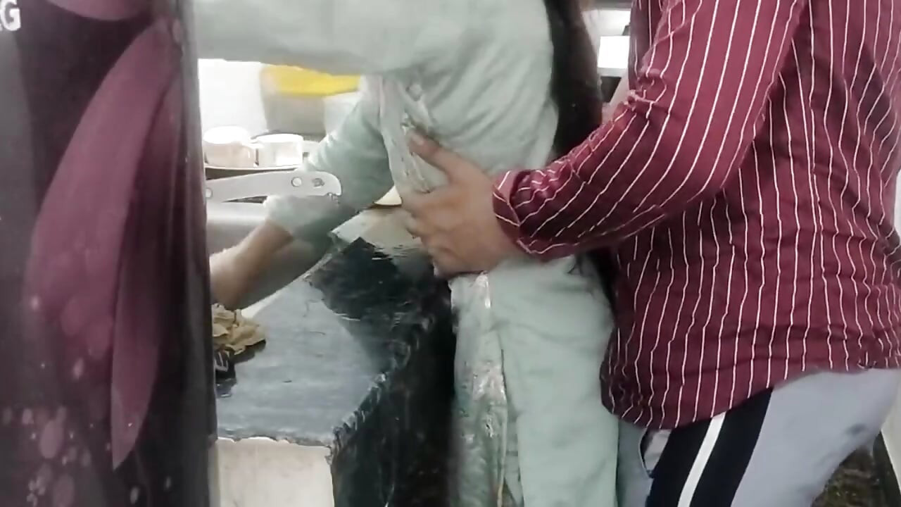 Bhabhi ko gandi video dikha kar jabar dasti pela