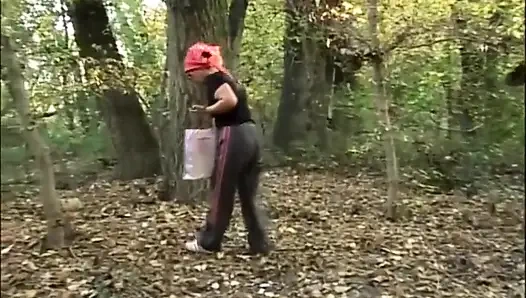 Зрелая пара играет после пикника