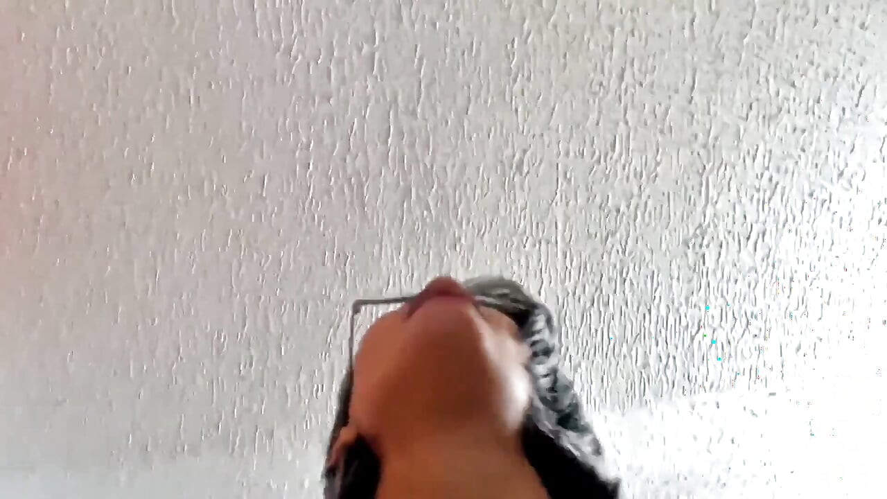 Mi hermanastra me pilla masturbándome en su cama