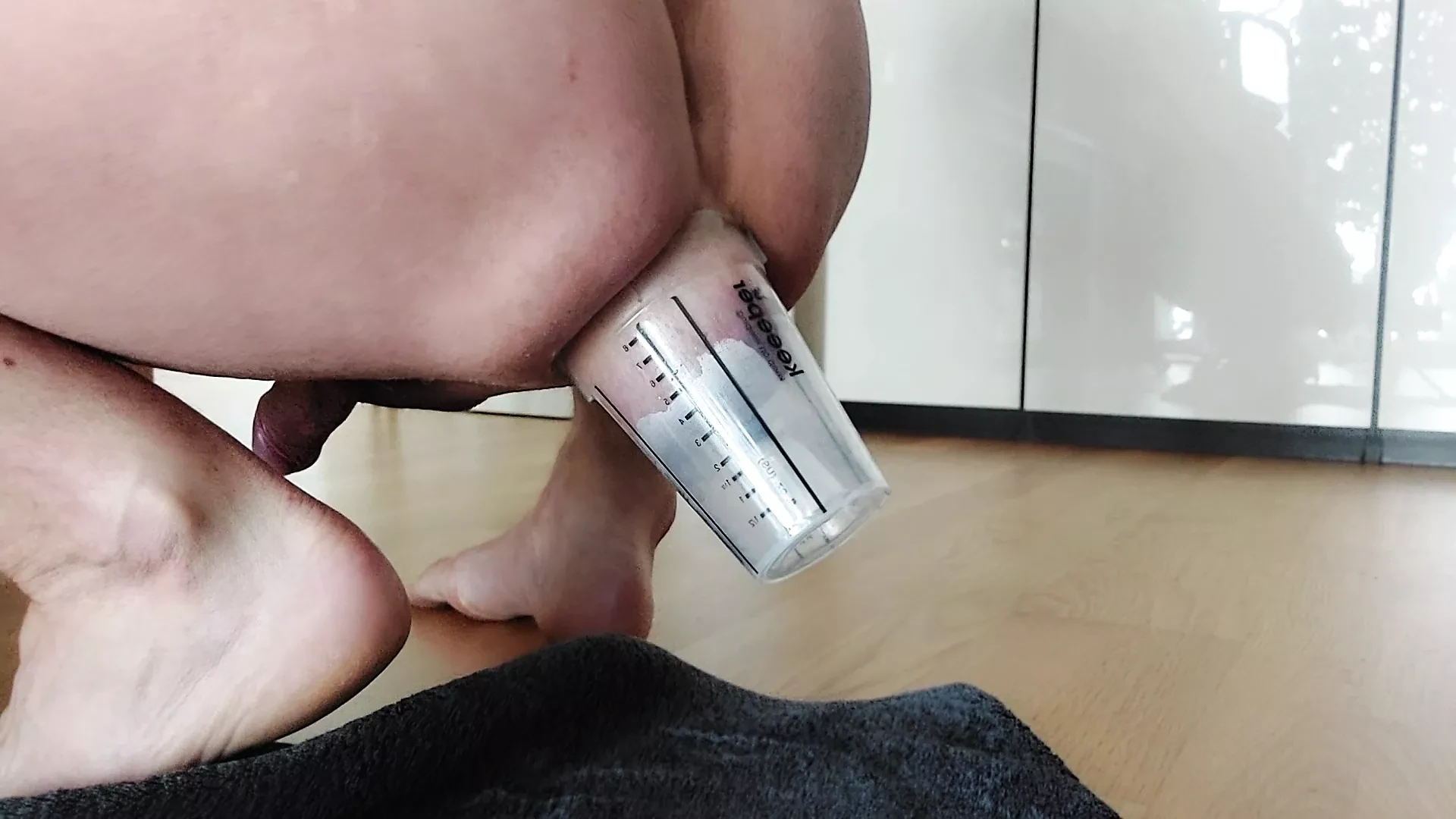 Tortură anală cu pompă care întinde mingea, picurare de spermă și masturbare