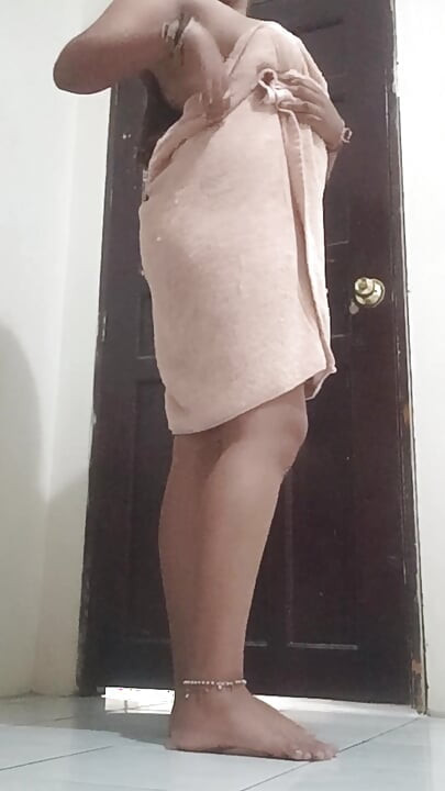 Tanteku telanjang, ganti baju di kamarnya.