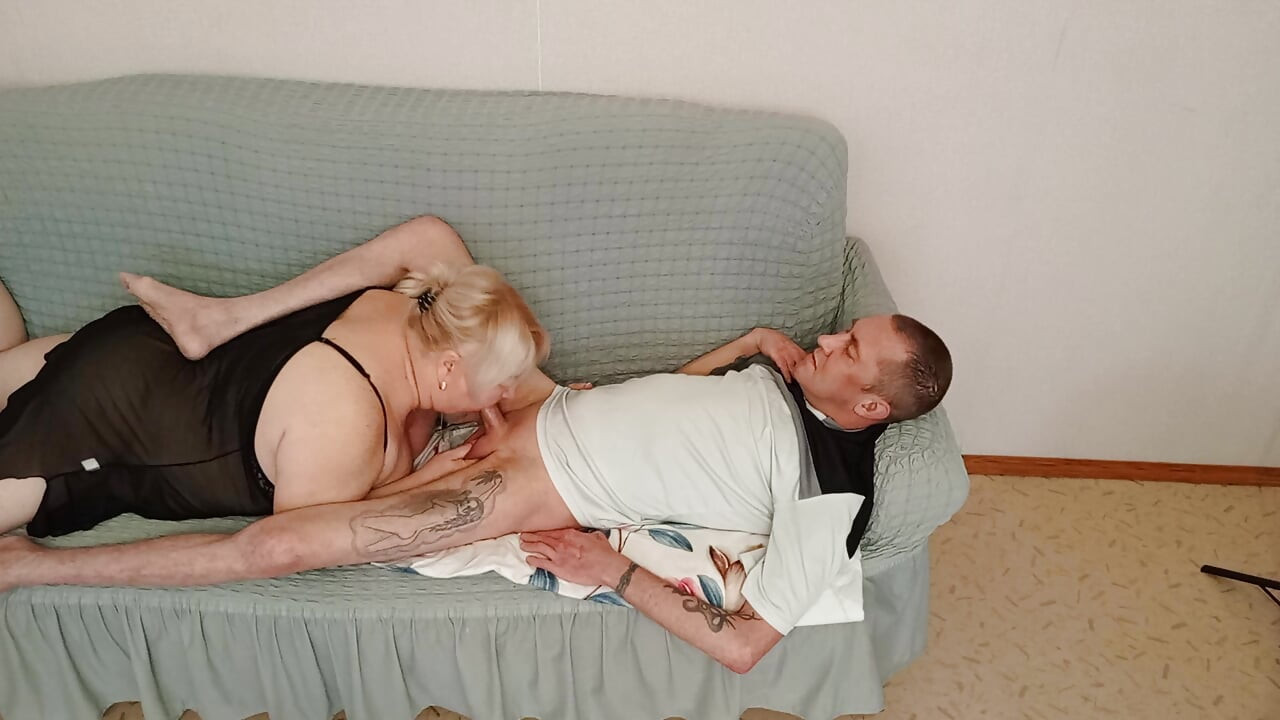 Vecina amasa su garganta con una mamada profunda y traga semen