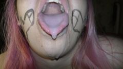 Cumslut Frau mit Sperma bedeckt, schluckt riesige sabbernde Cumshots