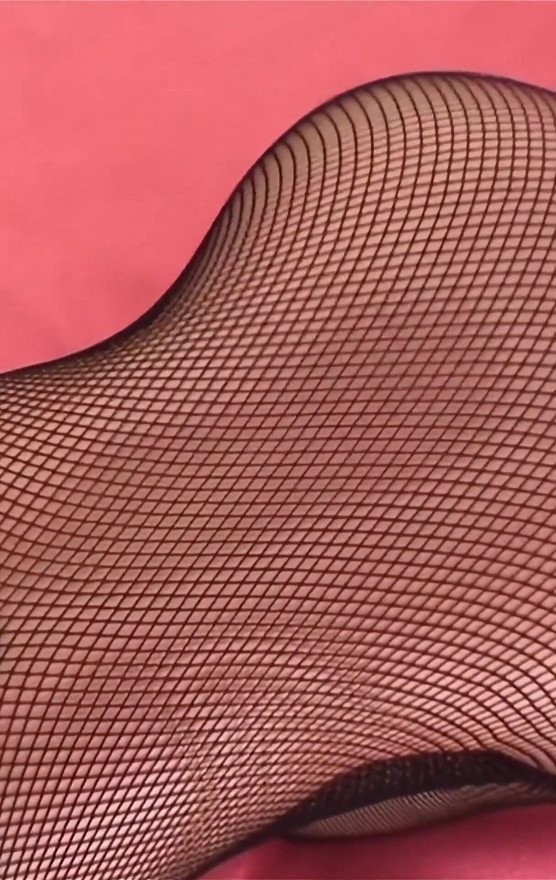 Siyah file çorap ve pembe kasıksız külotlu çorap