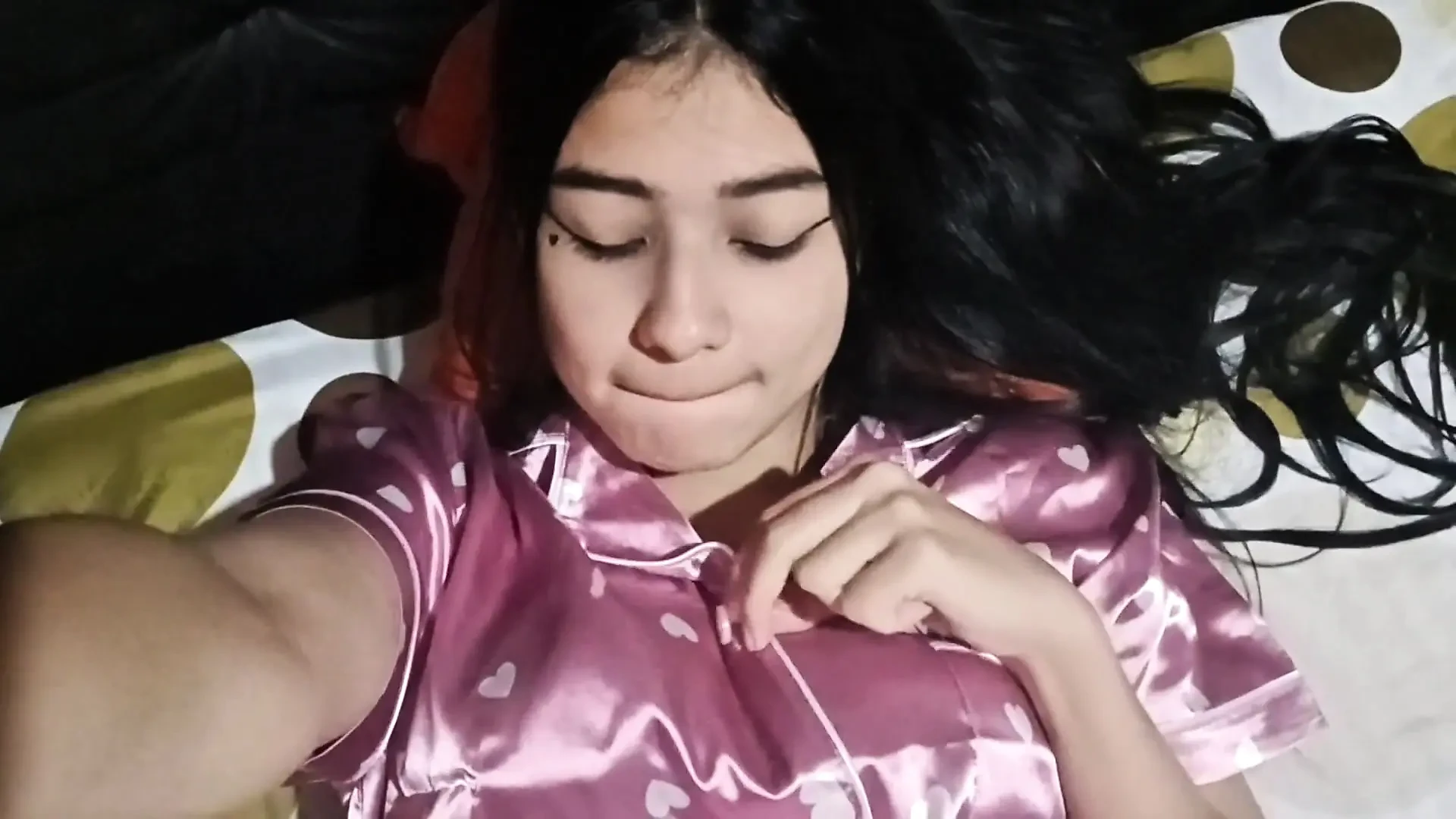 Cewek ini lagi asik masturbasi - close up