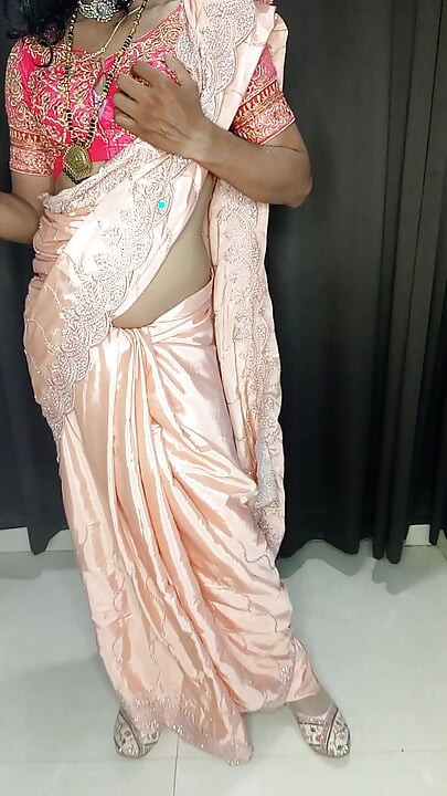 Stemor ser så hot ut denne saree og rumpestørrelsen