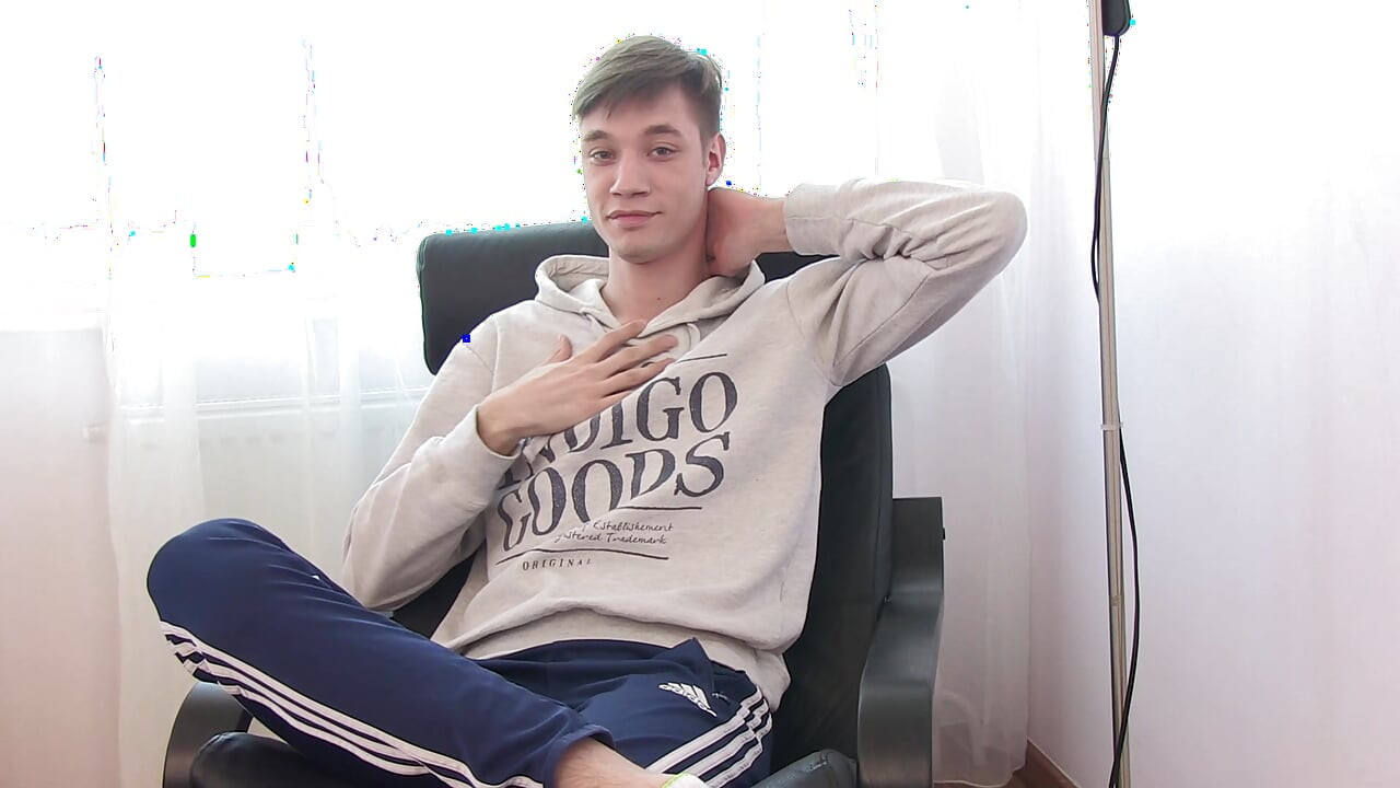 Bărbat tânăr și frumos cu un corp natural și o pula mare care își face handjob