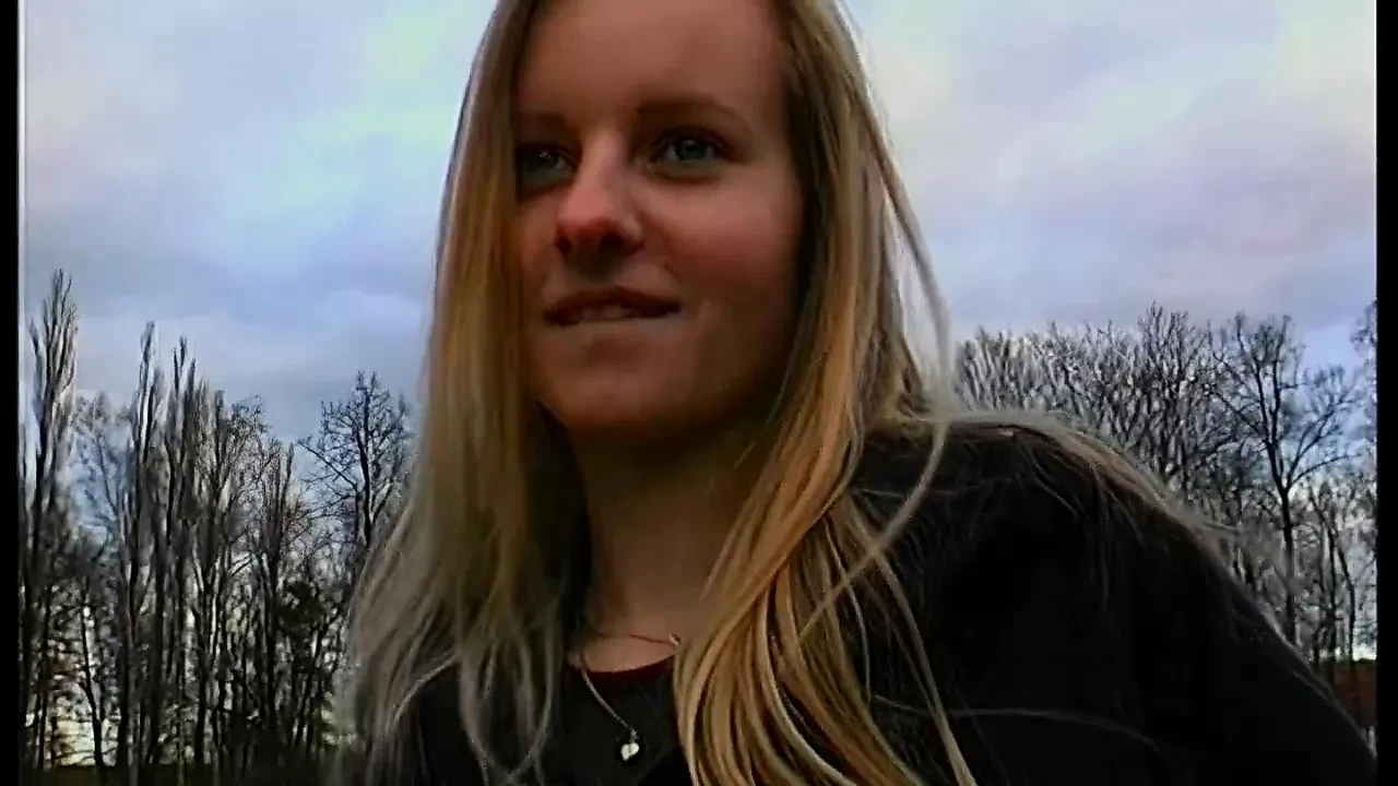 Junge Blondine mit zwei Dildos fickt sich selbst