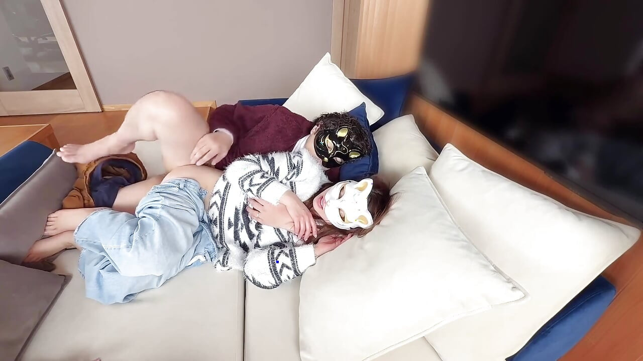 En El Sofá De La Sala De La Aventura, Comparten Un Beso Apasionado Y Comienzan Su Amor Profundo.
