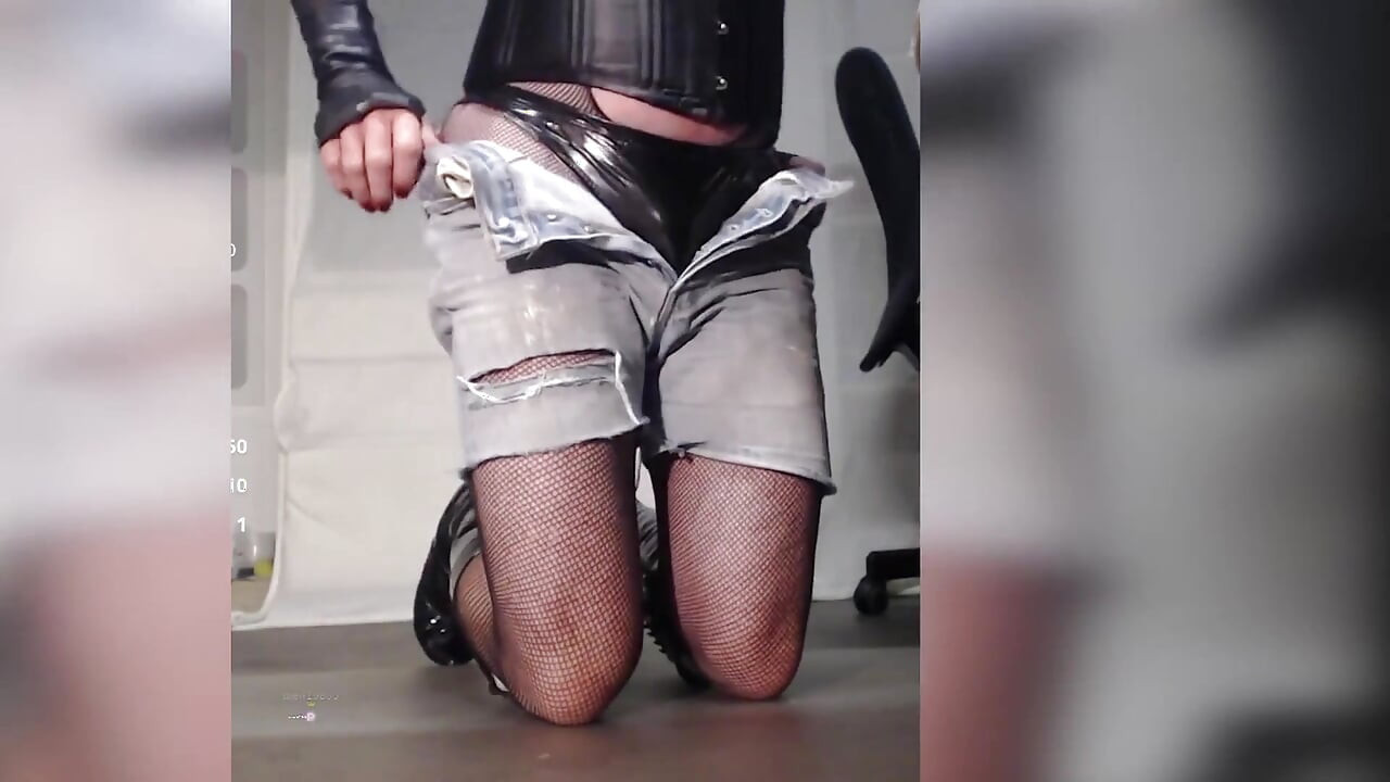 Crossdresser dengan stoking boots, fishnet, korset dan celana dalam, kuku merah hot, crot sambil digodain pakai mainan seks.