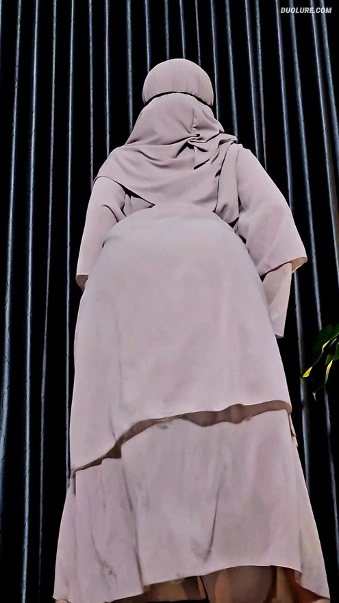 Muslimanska djevojka s hidžabom twerka u abayi i pokazuje noge! 🔥