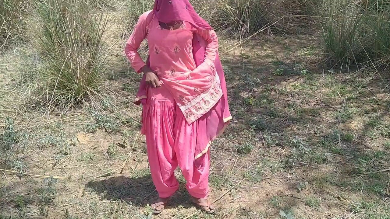 Suami istri ghumne gaya patni ko jameen per leta kar sabse badhiya chudai kiya