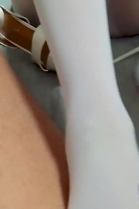 Η MILF παίζει με τα πόδια και τον πούτσο της και τρώει χύσια στο καλσόν της, POV