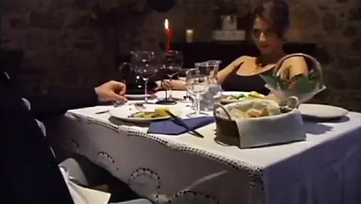 Seksi büyük memeli fahişe yatakta sert yarakla sikişiyor