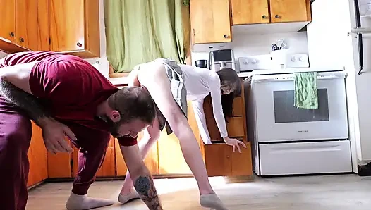 Stieftochter bleibt stecken, stiefvater hilft (WARNUNG - massive sQUIRTs)