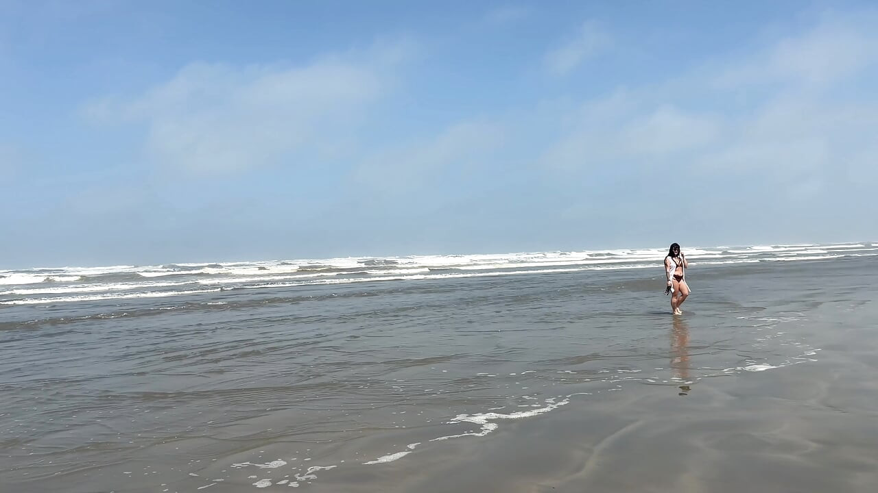 On the beach my wife and I invited a beachgirl to fuck she accepted because she was very horny! she has a pink pussy