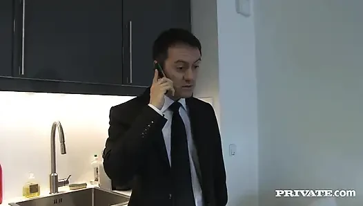 İki büyük siyah yarak ve bir beyaz tarafından sikiliyor