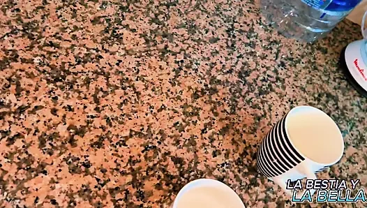 Nachbarin fickt mich in der Küche, während ich ihn um eine Tasse Zucker bitte.