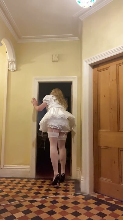 Sissy Steph Sissymaid Dara Putih