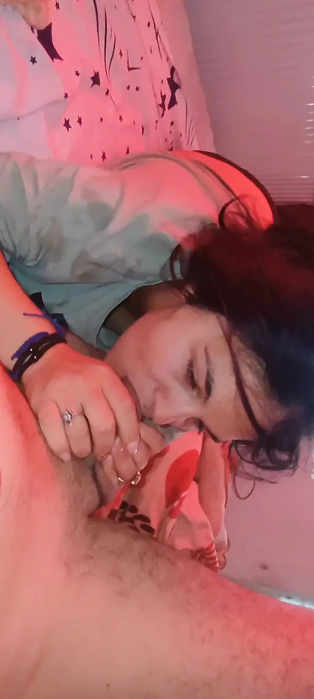 继父把我当成他的性玩具，他想要他的鸡巴时，用嘴里操我并口交