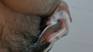 Азиатская пухлая моет необрезанный член, играет с крайней плотью