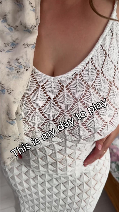 A curvy MILF takes off her shorts her bum is gorgeous