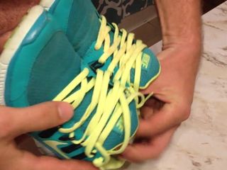 Šukání manželek Nike osvobozuje
