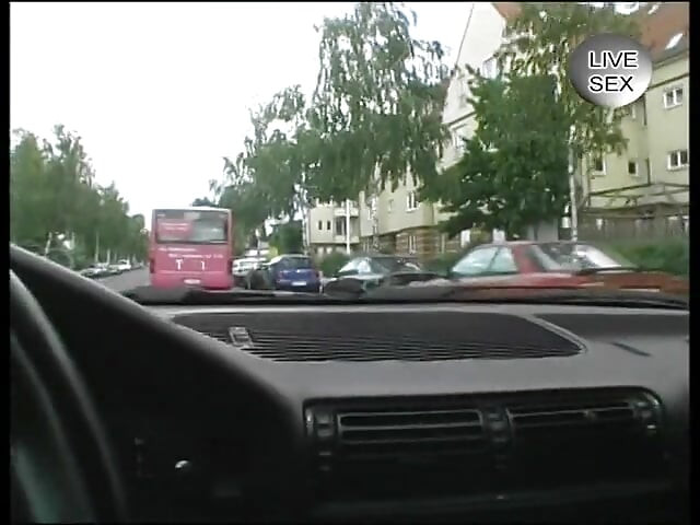 Χαριτωμένη ξανθιά πουτάνα αυνανίζεται στο αυτοκίνητο